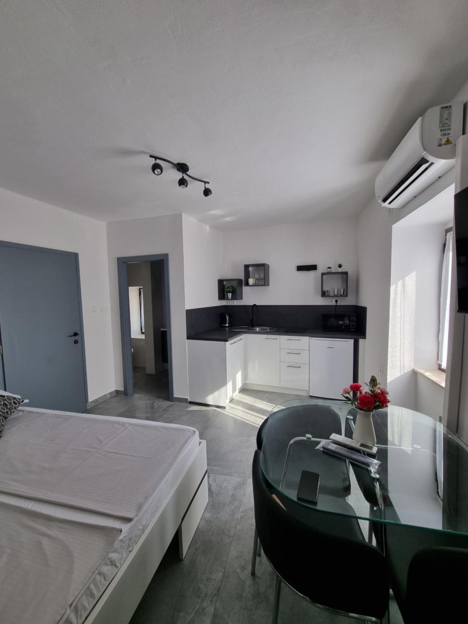 Apartments And Room Vela Senj  Pokoj fotografie