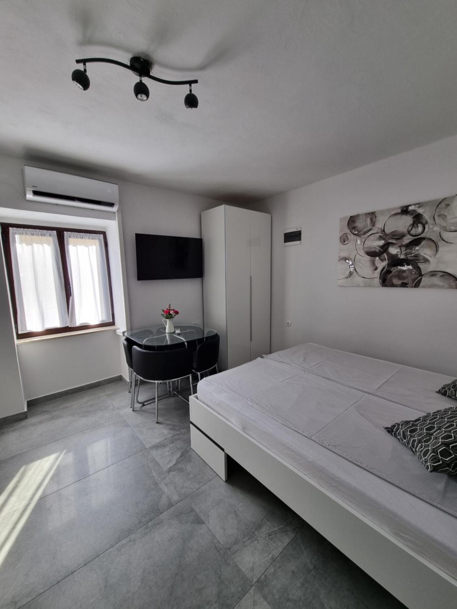 Apartments And Room Vela Senj  Pokoj fotografie